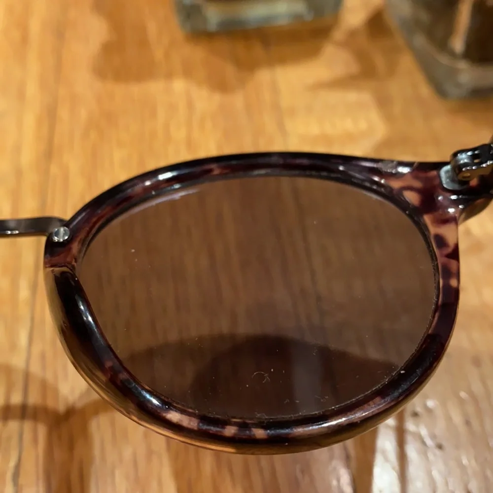 Guess Designer Sunglasses with Mirror Lenses 😎 - Picture 8 of 11